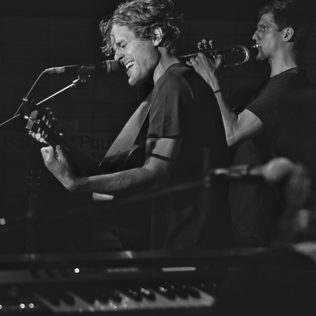 Leroy Jönsson Live-Performance in Schwarzweiß