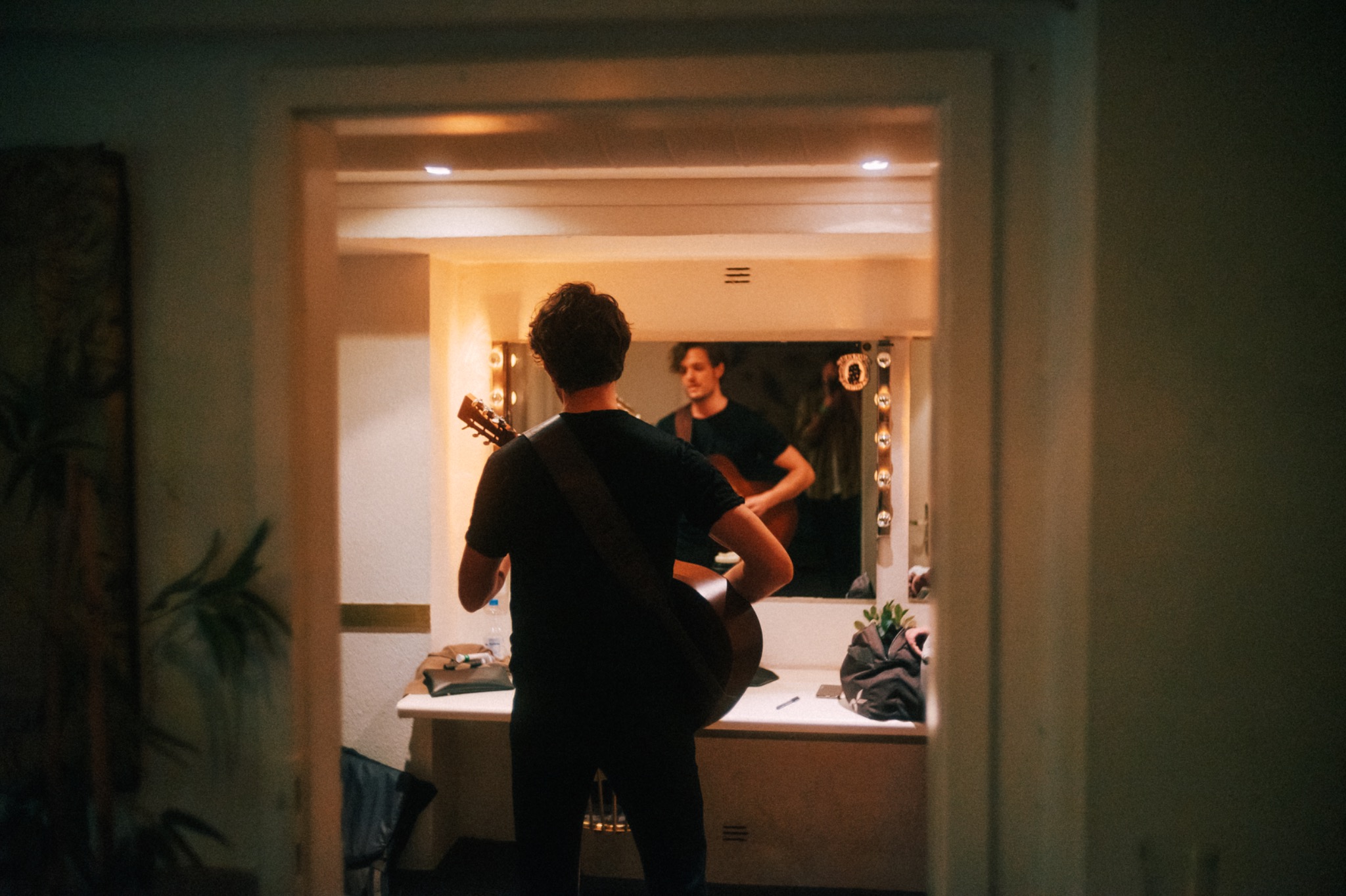 Leroy Jönsson backstage vor einer Show